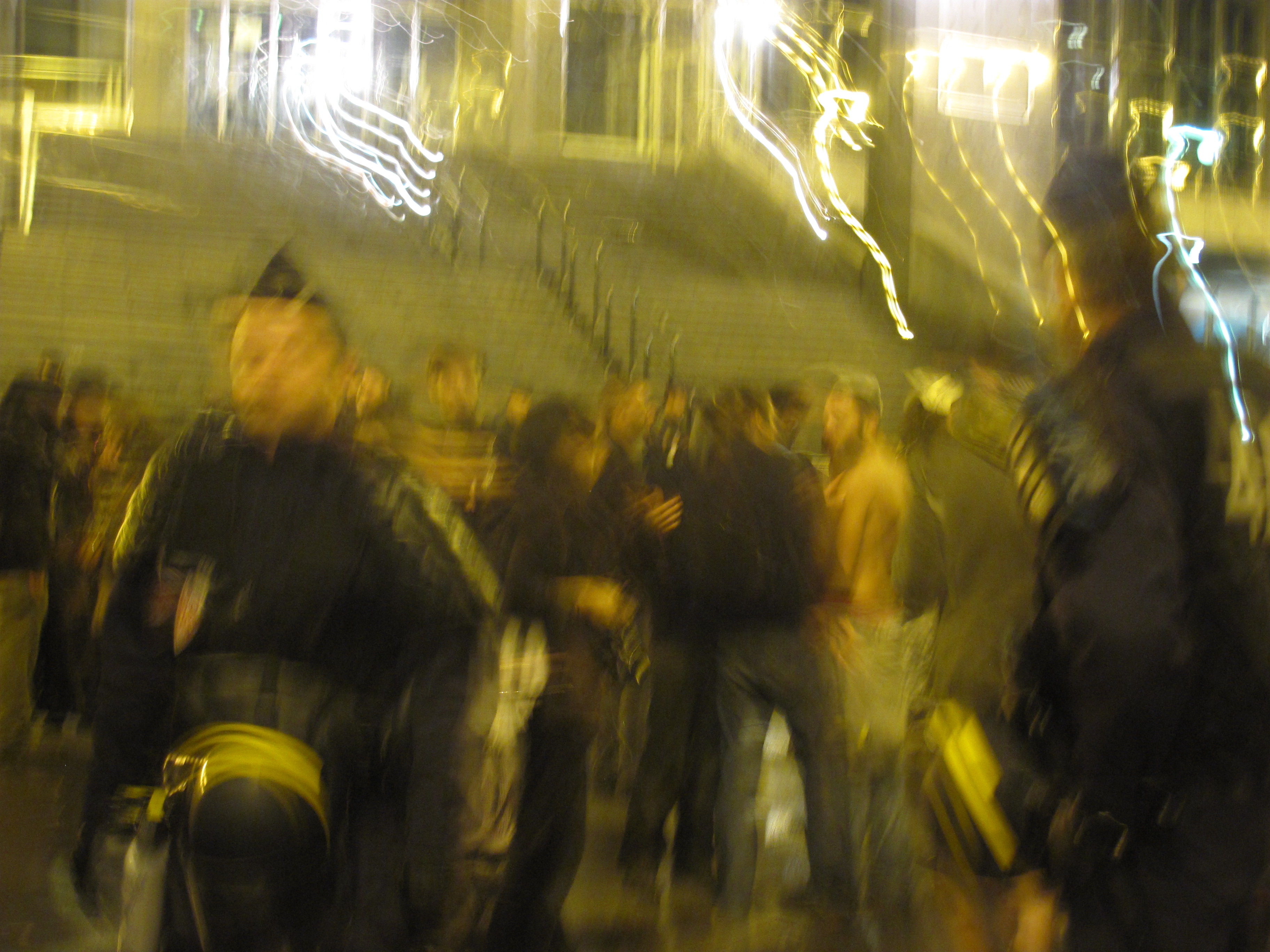 Paris, Place de la bastille samedi à 23h00 : La République bafoue le droit de manifestation !