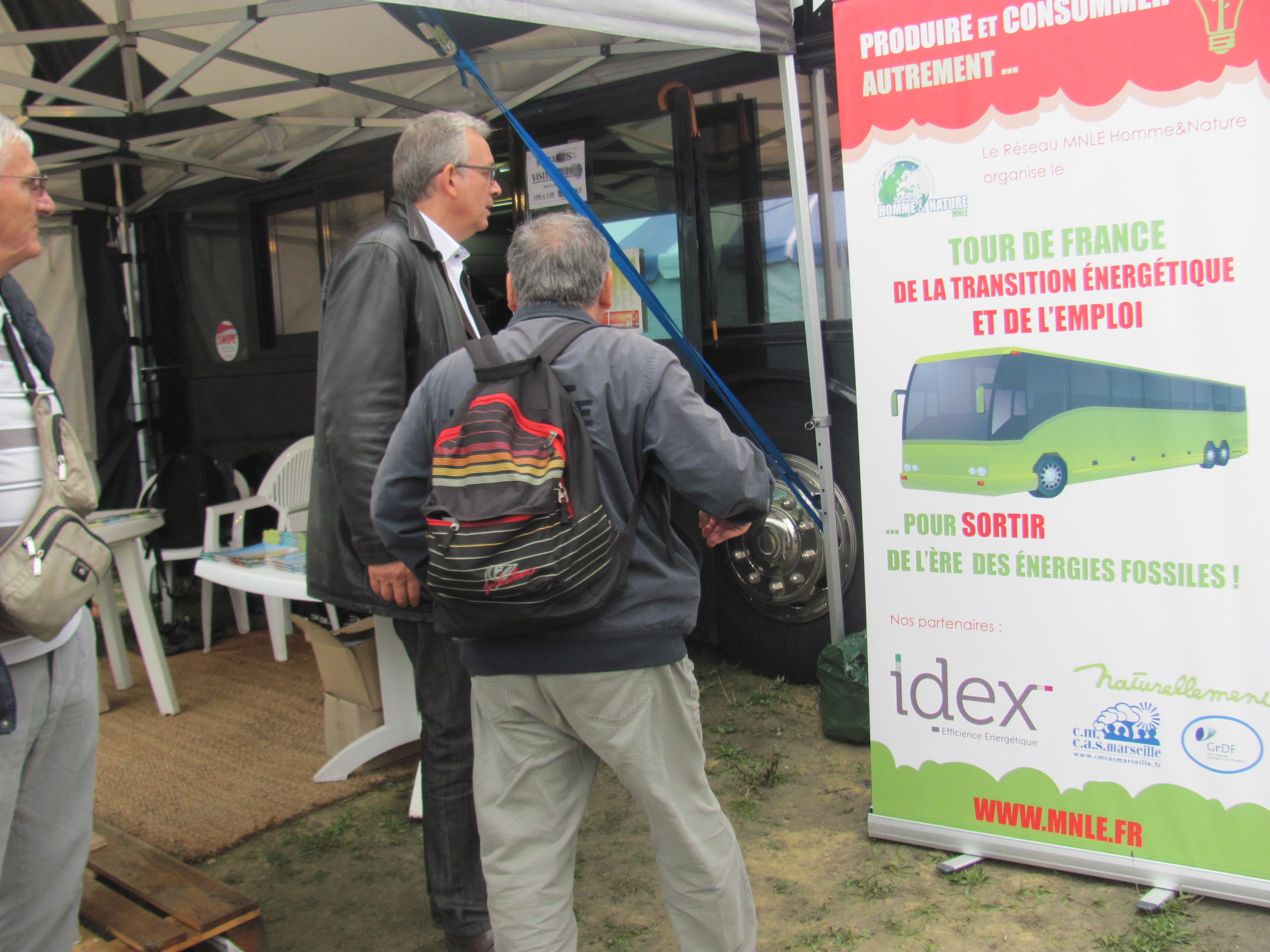 (3) Fête de l’Humanité 2013 :Pierre Laurent visite le Bus du Tour de France de la Transition énergetique !