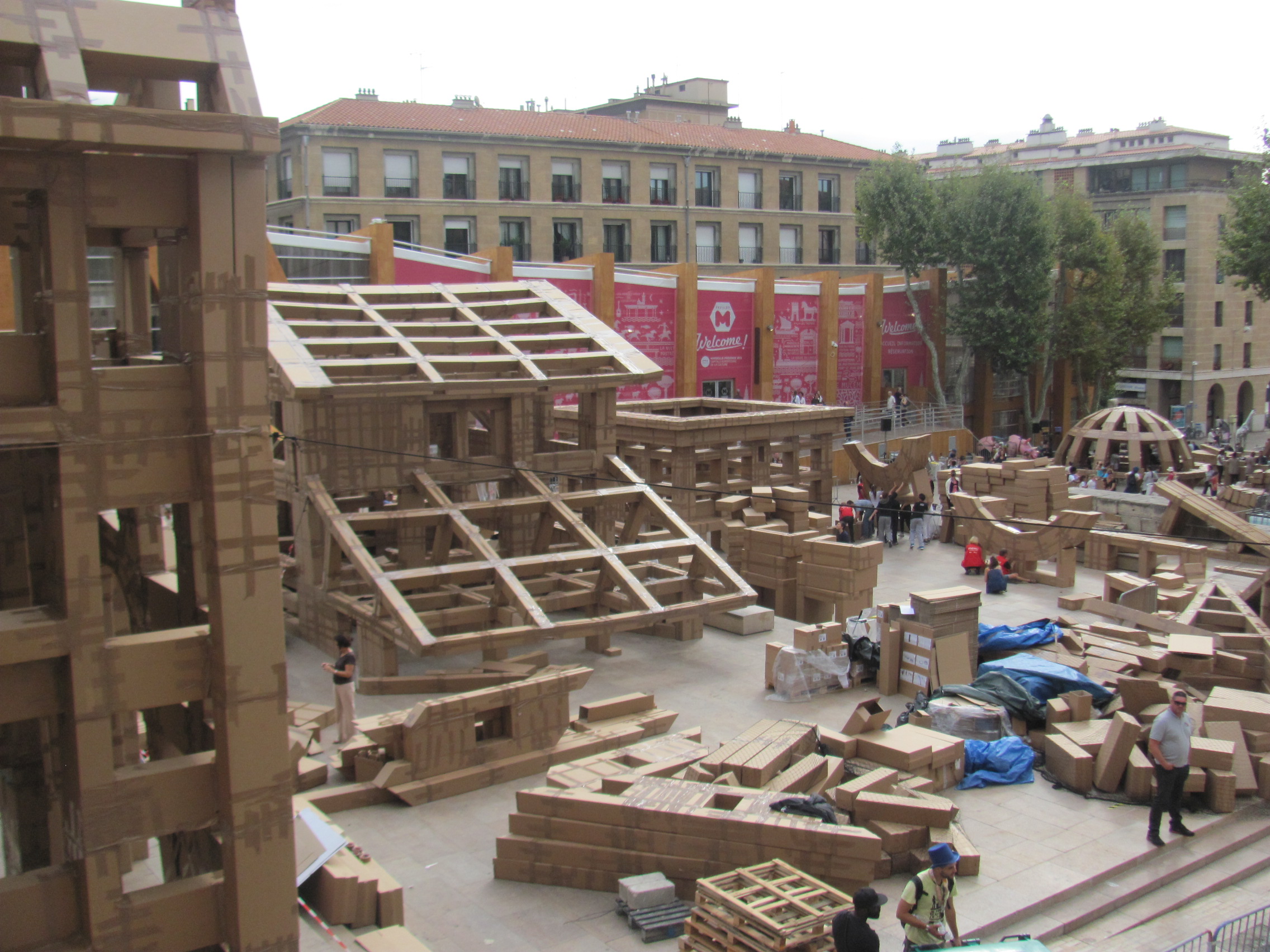 INSOLITE – Une Ville éphèmère en carton se construit place Bargemon à Marseille dans le cadre de Marseille Provence 2013.