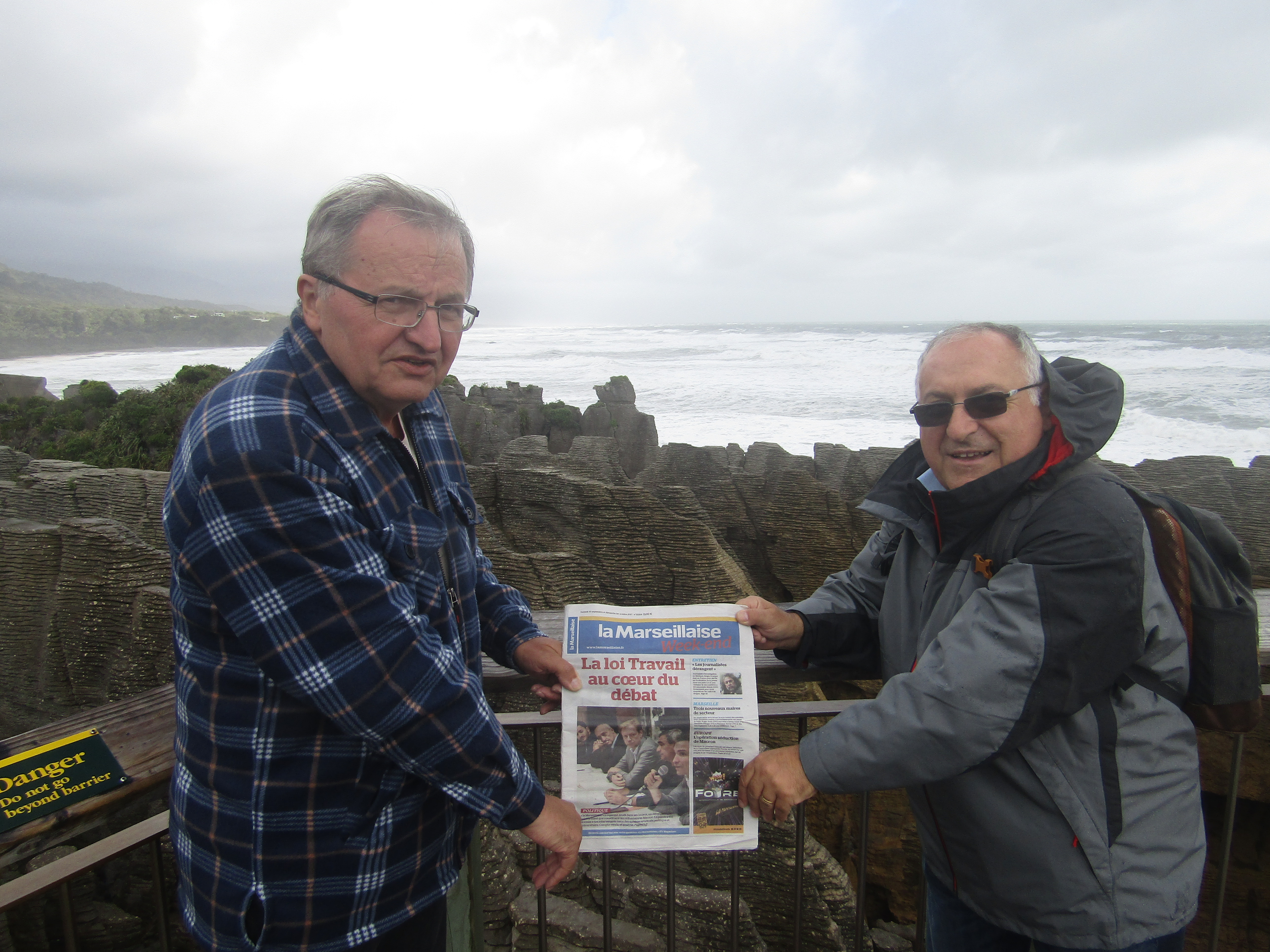 Gérard PIEL et Christian PELLICANI soutiennent la Marseillaise de Punakaiki, Nouvelle zelande