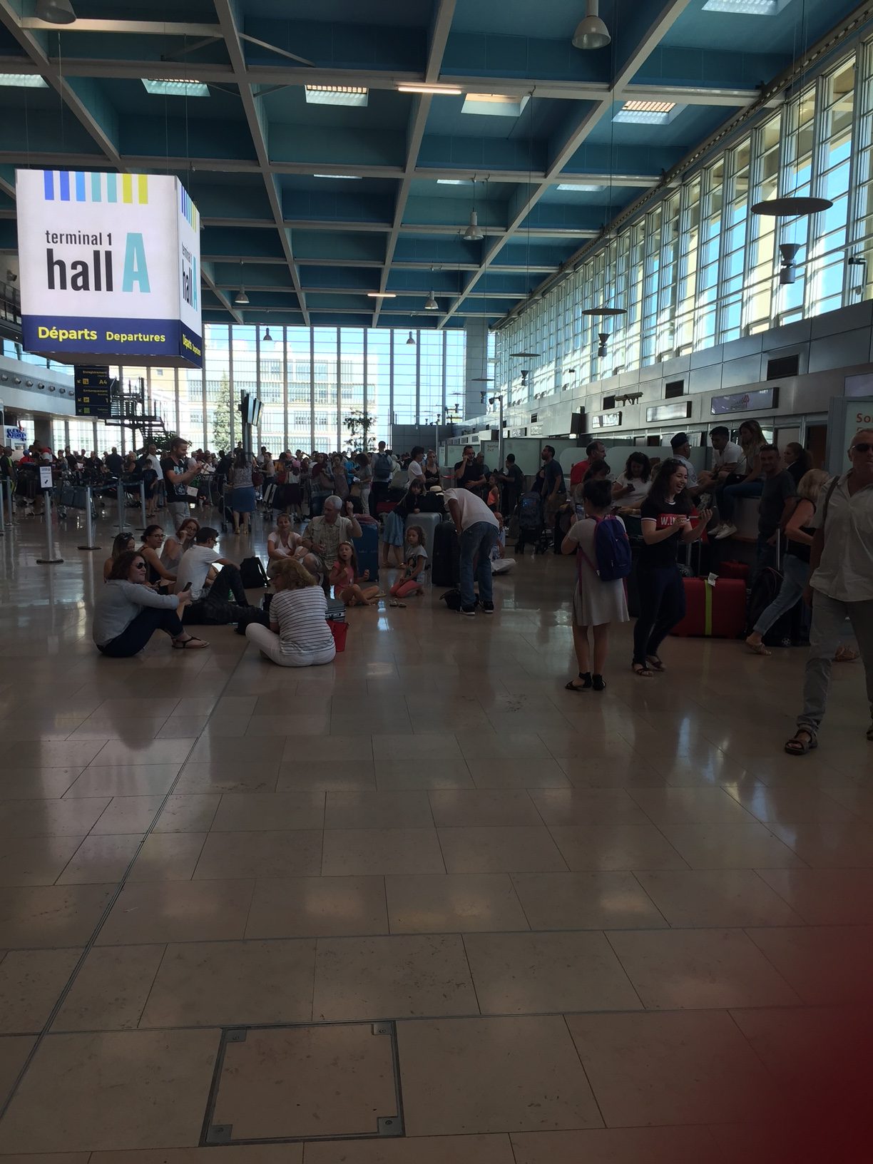 Aéroport de Marignane à 9h50 : « Colère des vacanciers qui depuis deux jours attendent l’avion pour la destination de leurs vacances. »